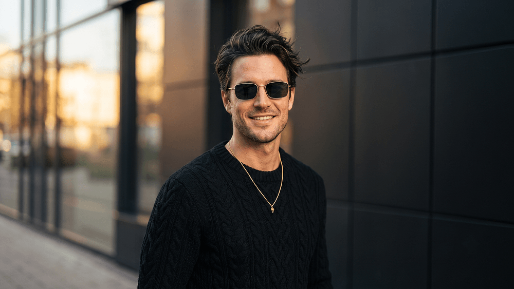 Luxurielles Editorial-Herrenfoto mit Goldkette Prompt - Gemini Prompt