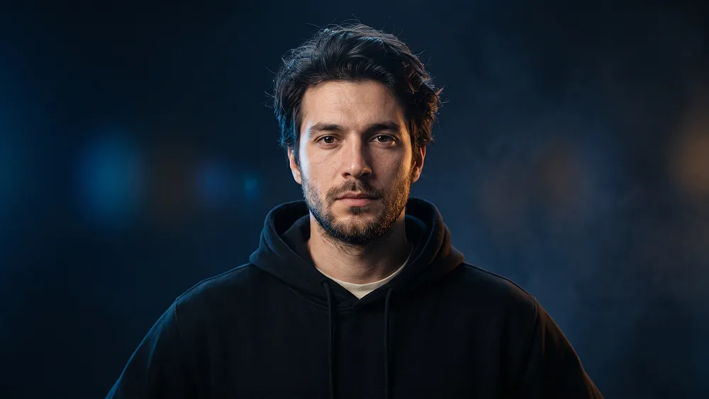 Athletisches Hoodie-Porträt mit Blauem und Amberfarbenem Kampagnenlicht Prompt - Gemini Prompt