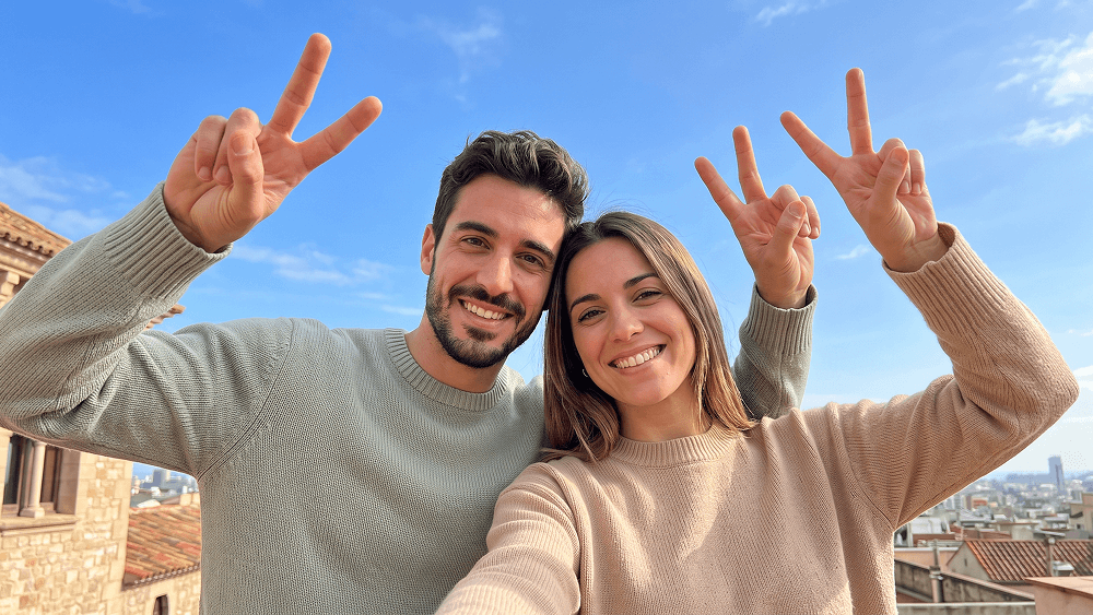 Prompt per un Selfie Cinematografico di Coppia su una Terrazza Panoramica a Barcellona - Gemini Prompt
