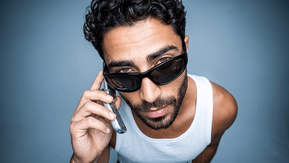 Y2K-Porträt mit einem Retro-Telefon und futuristischen Brillen – Prompt - Gemini Prompt