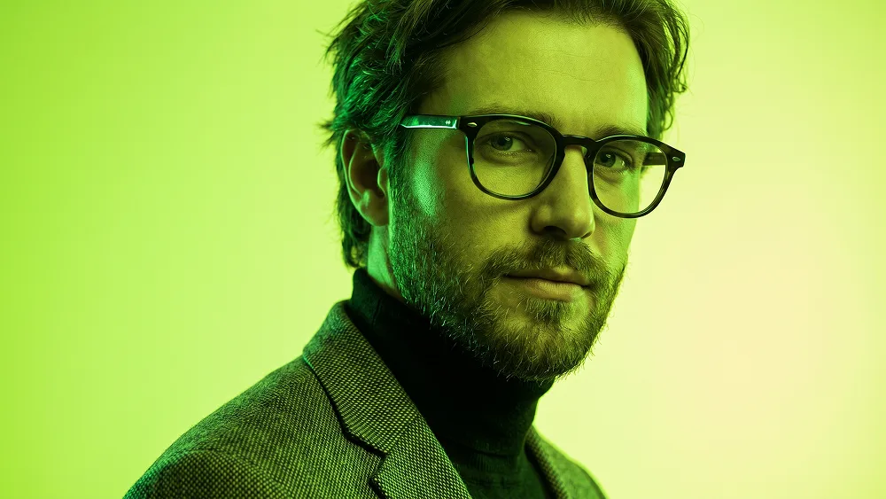 Prompt Ritratto in Studio Verde Neon da Foto AI - Nano Banana 2 Prompt