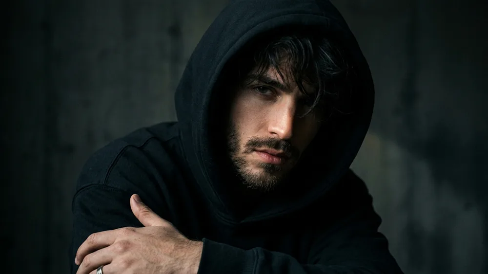 Ritratto Streetwear Shadow Hood Editoriale Prompt - Gemini Prompt