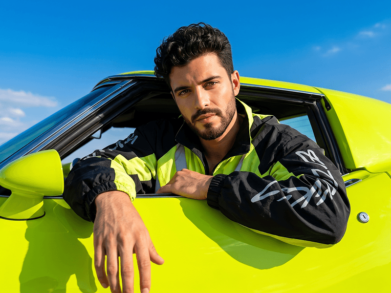 Ritratto Fashion Luxury con Auto Sportiva Neon Prompt - Gemini Prompt
