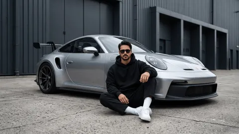 KI-Prompt zur Erstellung eines realistischen Männerporträts mit einem Porsche 911 GT3 - Gemini Prompt