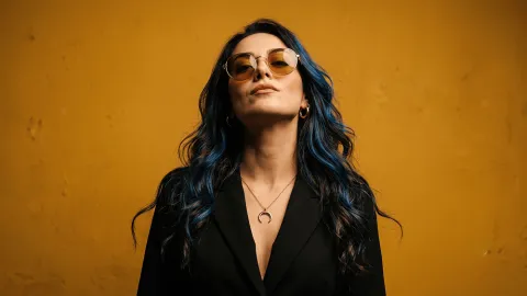 Cineastisches Editorial-Foto einer starken Frau mit senfgelbem Hintergrund Prompt - Gemini Prompt