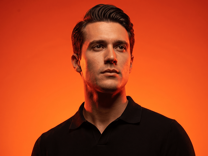 Portrait Photo with an Orange-Red Background Prompt - Gemini Prompt