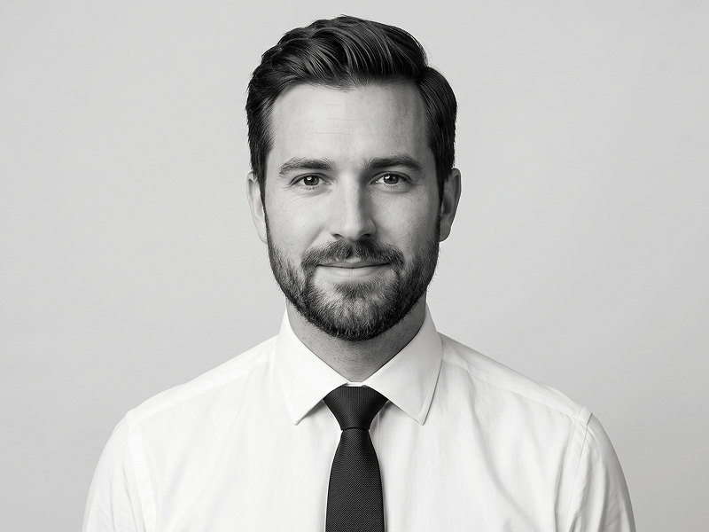 Black and White Corporate LinkedIn Profile Photo Prompt - Gemini Prompt