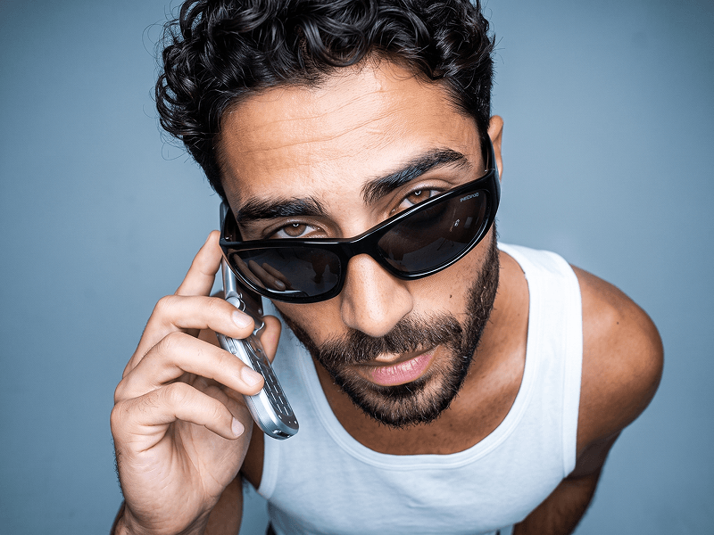 Y2K-Porträt mit einem Retro-Telefon und futuristischen Brillen – Prompt - Gemini Prompt