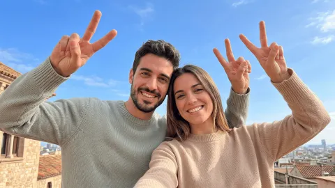 Prompt für ein cineastisches Paar-Selfie auf einer Dachterrasse in Barcelona - Gemini Prompt