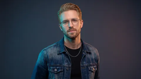 Professional Studio-Lit Male Portrait Photo Prompt - Gemini Prompt