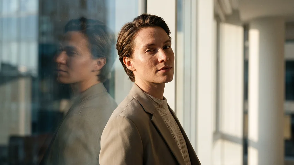 Ultra-Realistic Window Light & Glass Reflection Portrait Prompt - Gemini Prompt